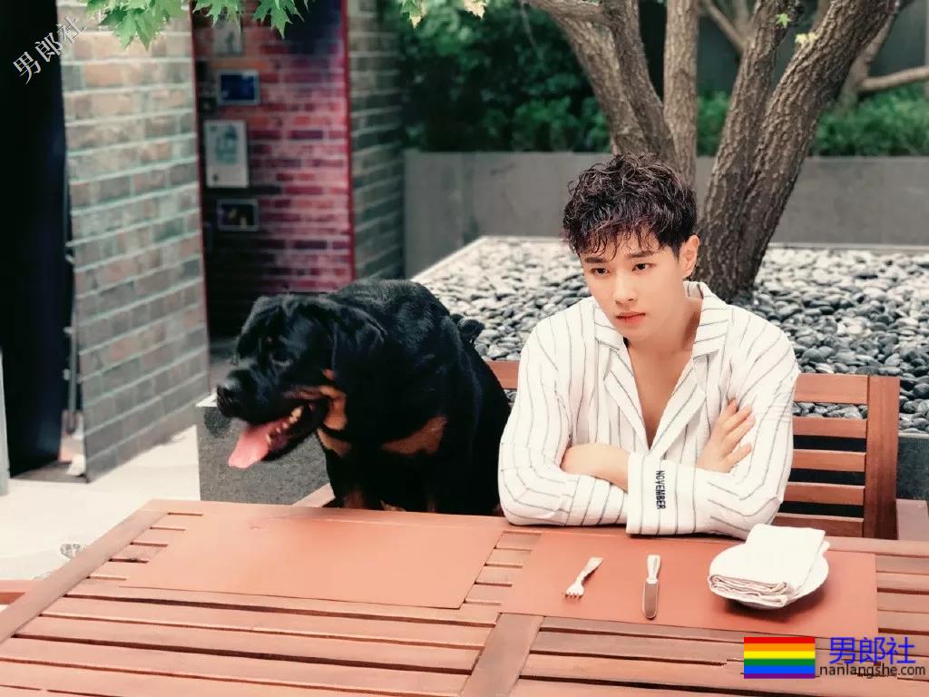 热综小狼狗8块腹肌嘎崩脆，这些宝藏男孩绝对让你心动！ - 51虹马