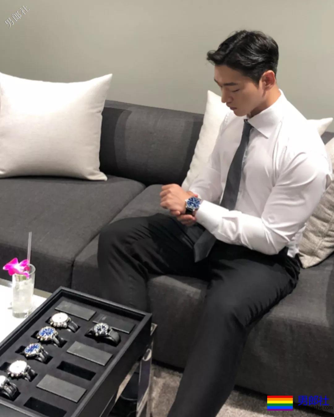 筋肉小狼狗泳裤名媛，大胸翘臀还很显big~ - 51虹马