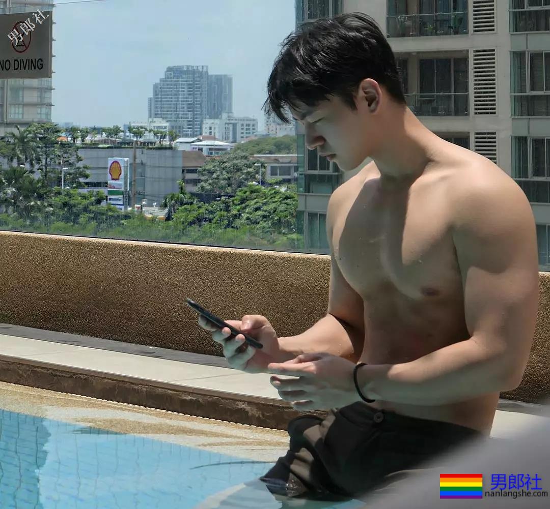 筋肉小狼狗泳裤名媛，大胸翘臀还很显big~ - 51虹马