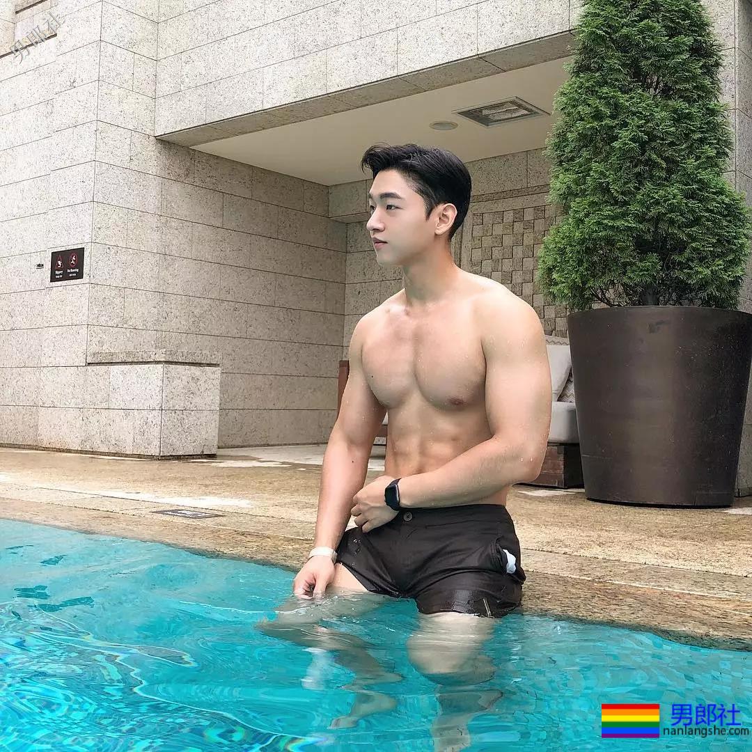 筋肉小狼狗泳裤名媛，大胸翘臀还很显big~ - 51虹马