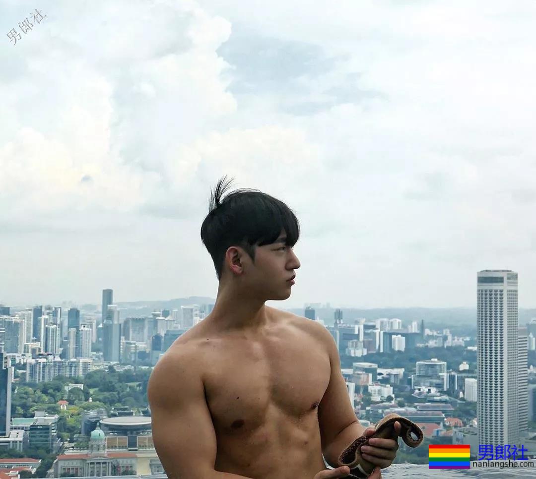 筋肉小狼狗泳裤名媛，大胸翘臀还很显big~ - 51虹马