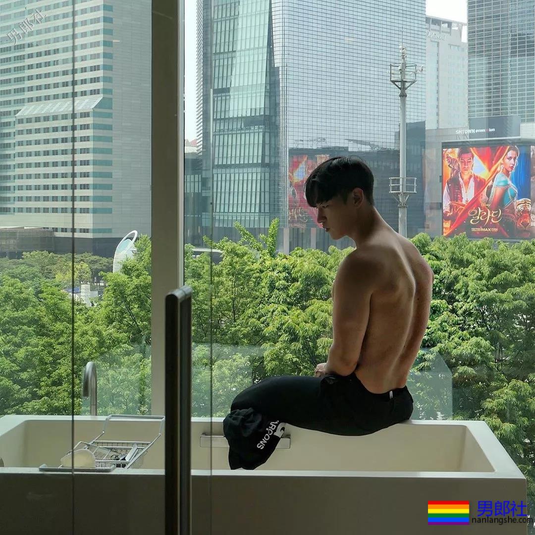 筋肉小狼狗泳裤名媛，大胸翘臀还很显big~ - 51虹马