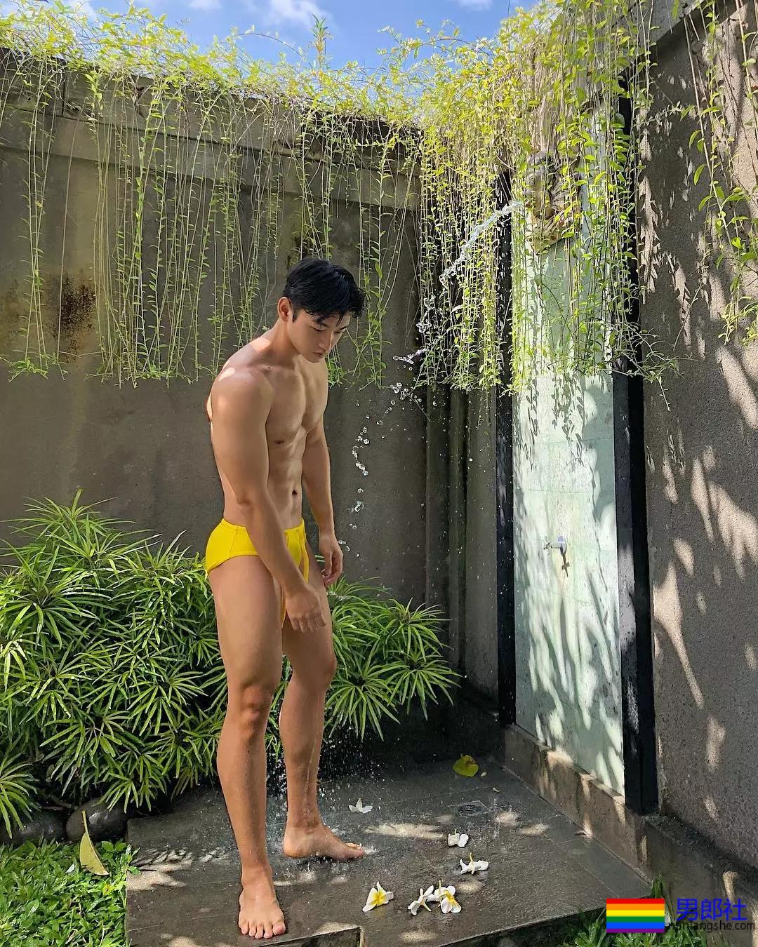 筋肉小狼狗泳裤名媛，大胸翘臀还很显big~ - 51虹马