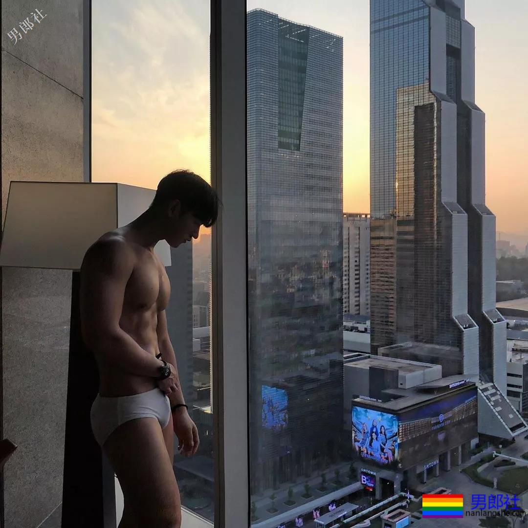 筋肉小狼狗泳裤名媛，大胸翘臀还很显big~ - 51虹马