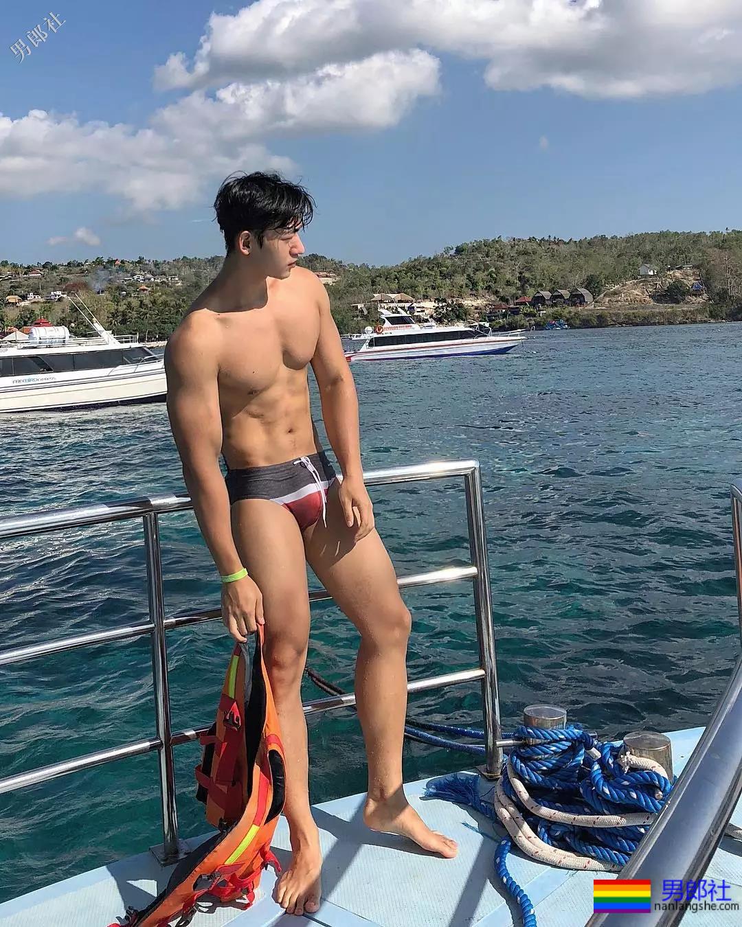 筋肉小狼狗泳裤名媛,大胸翘臀还很显big~ - 51虹马 筋肉小狼狗泳裤名媛,大胸翘臀还很显big~ - 51虹马