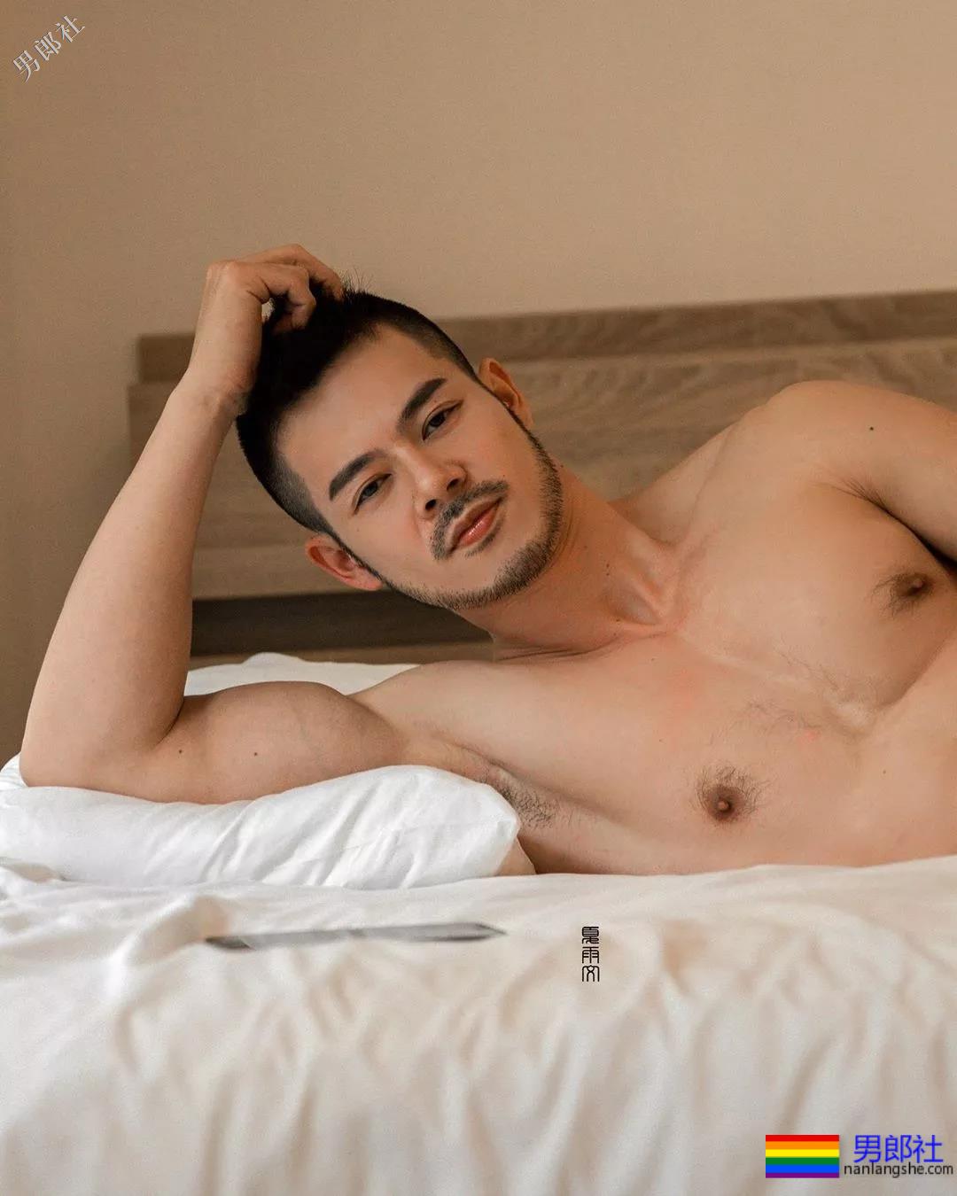 电眼男模萧郁轩硬照一览 - 51虹马