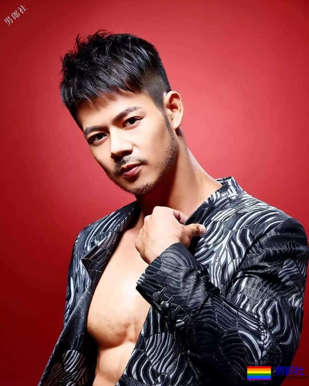 电眼男模萧郁轩硬照一览 - 51虹马