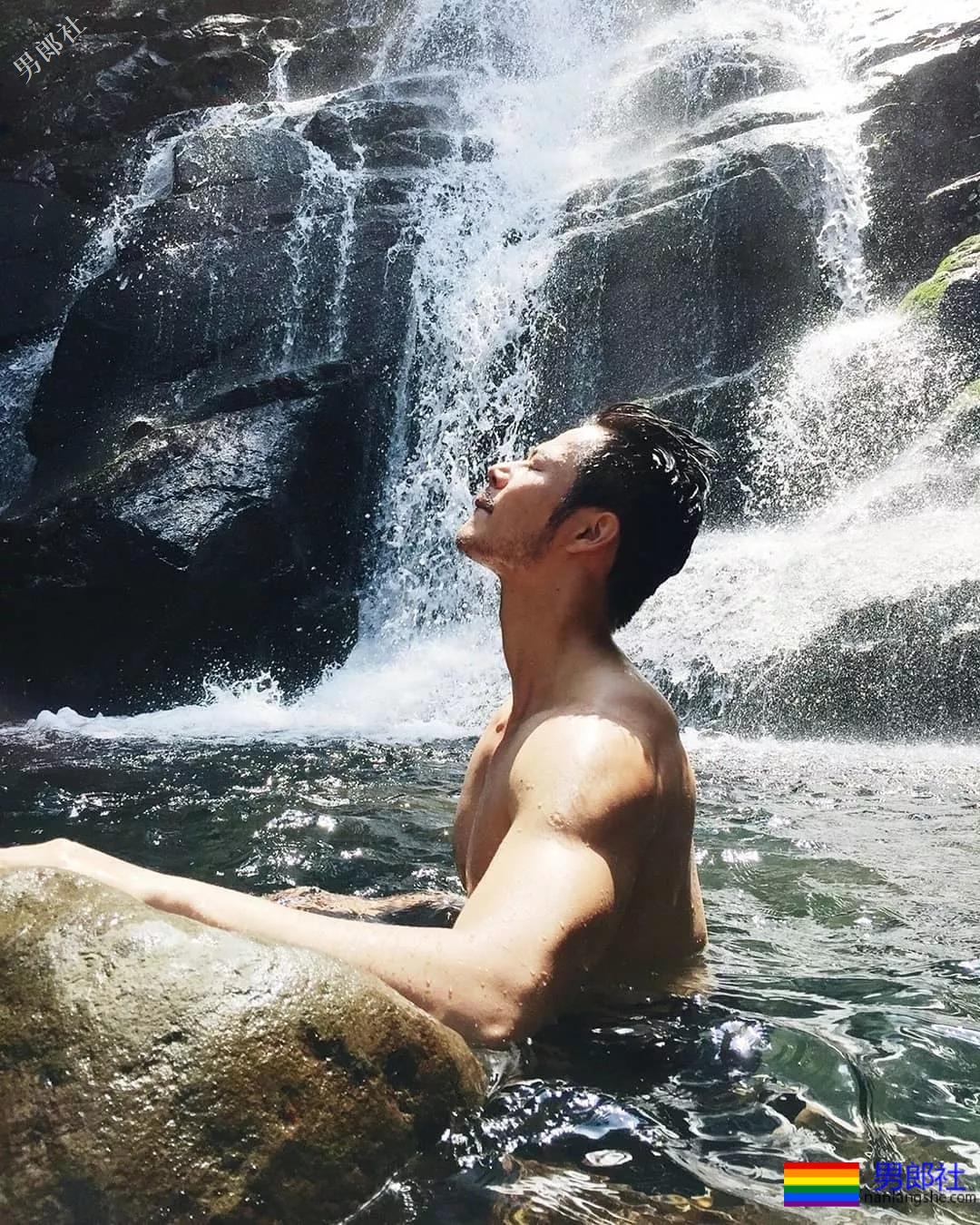 电眼男模萧郁轩硬照一览 - 51虹马