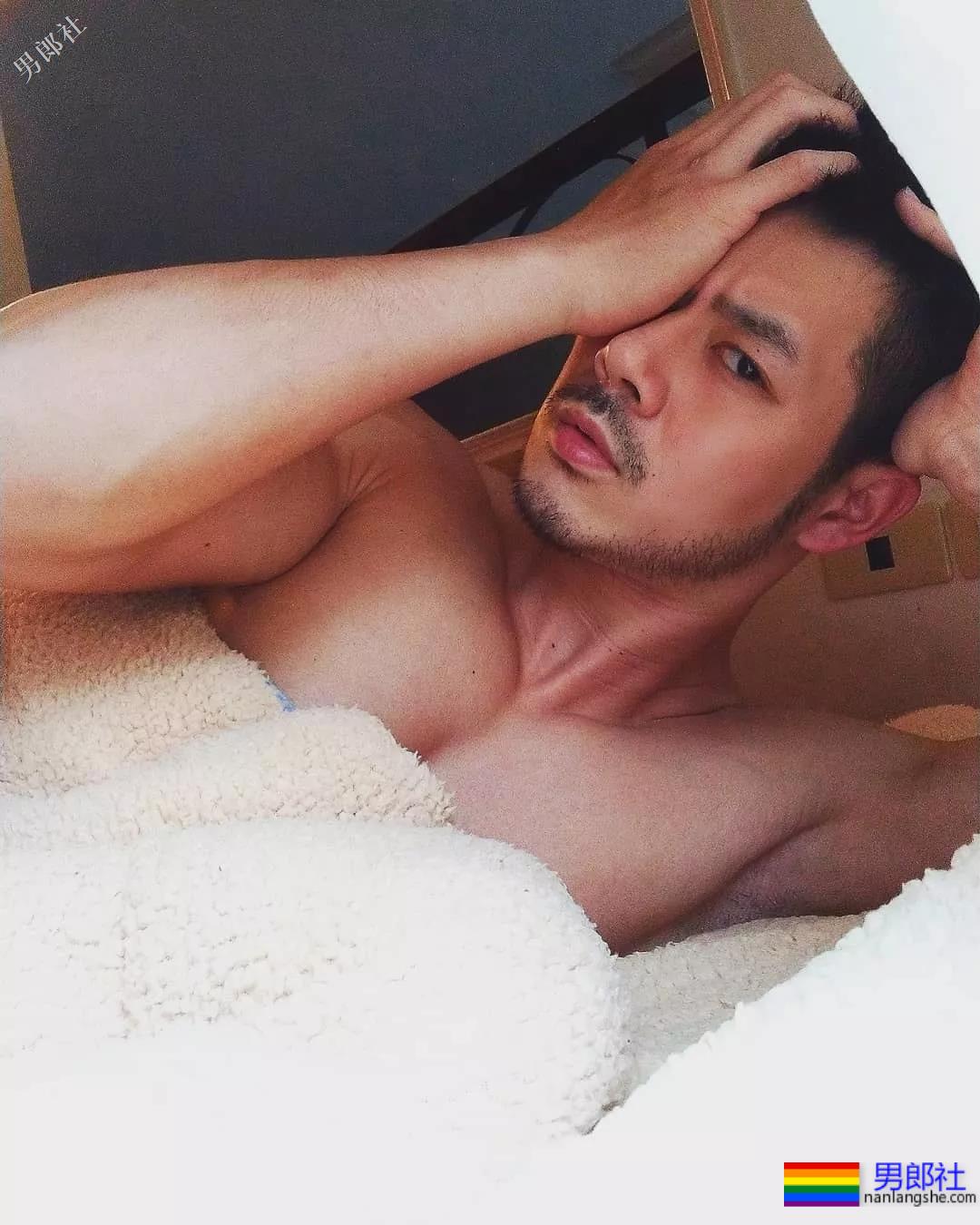 电眼男模萧郁轩硬照一览 - 51虹马