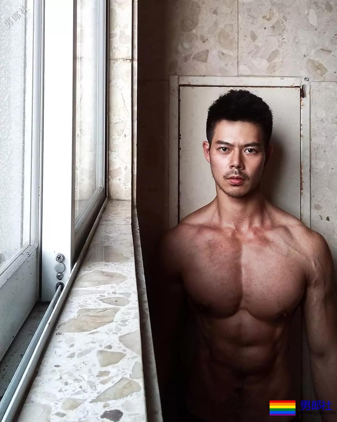 电眼男模萧郁轩硬照一览 - 51虹马