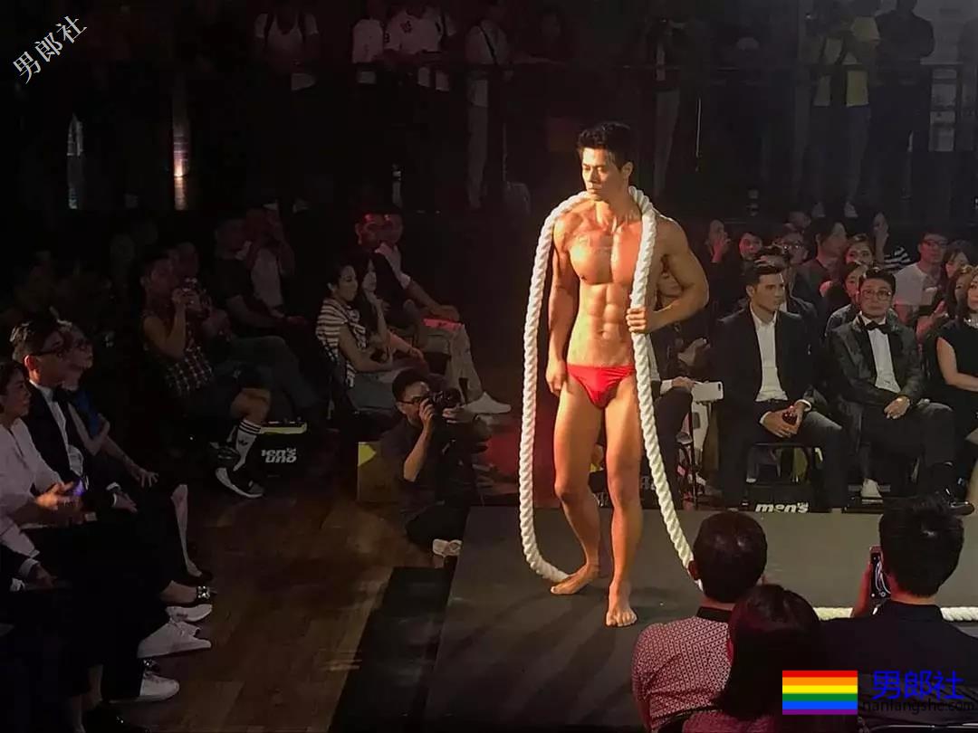 电眼男模萧郁轩硬照一览 - 51虹马