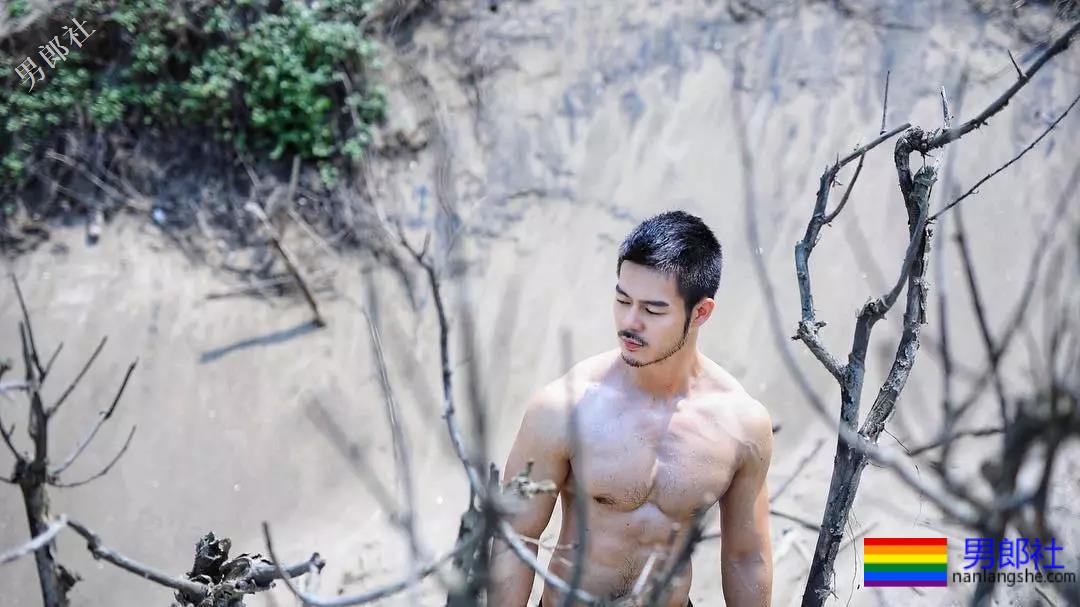 电眼男模萧郁轩硬照一览 - 51虹马