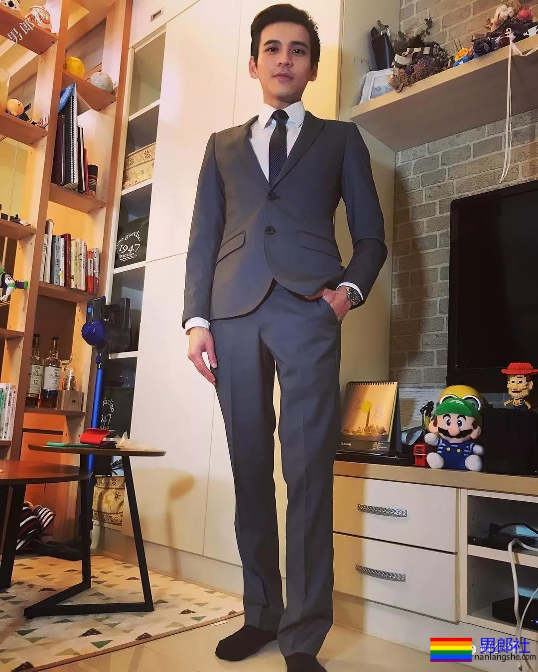 西装紧身裤小哥哥，竟然勒出了轮廓？-51虹马