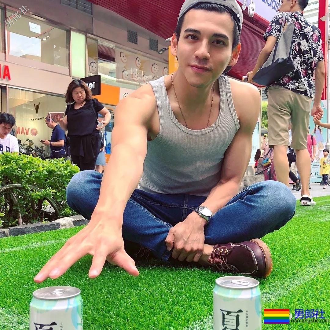 西装紧身裤小哥哥，竟然勒出了轮廓？ - 51虹马