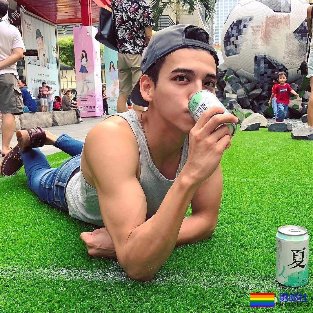 西装紧身裤小哥哥，竟然勒出了轮廓？ - 51虹马