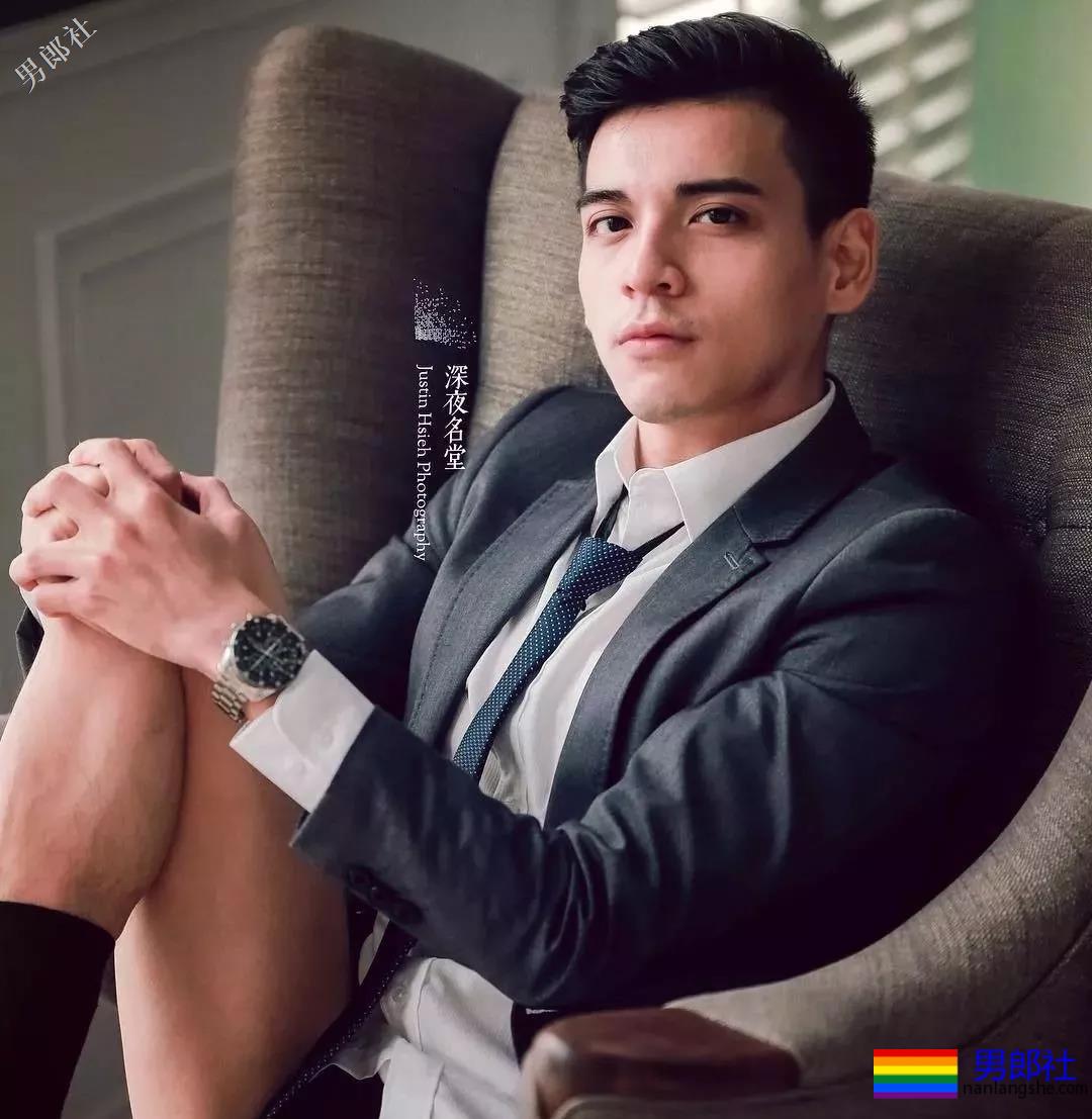 西装紧身裤小哥哥,竟然勒出了轮廓? - 51虹马 西装紧身裤小哥哥,竟然勒出了轮廓? - 51虹马