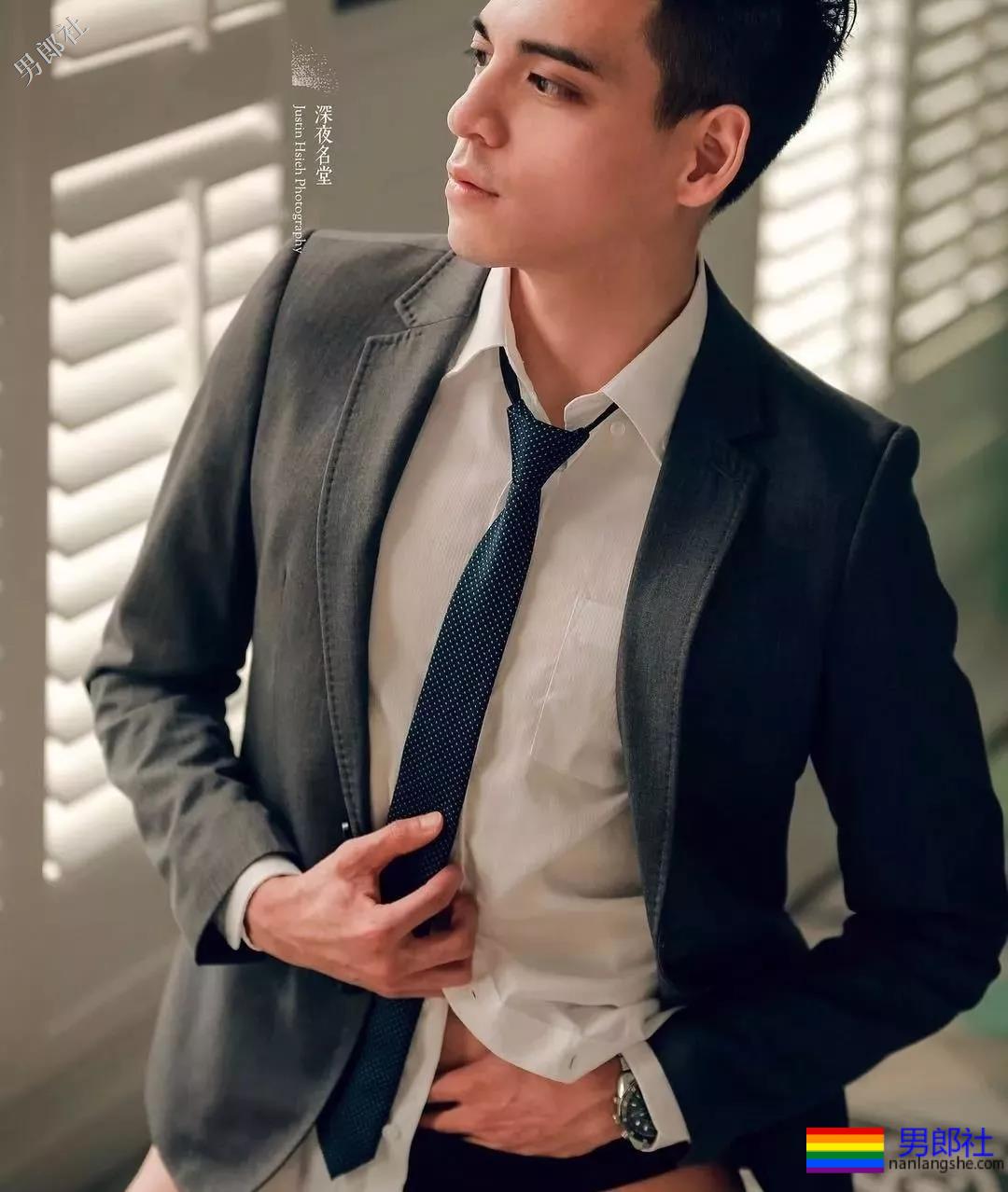 西装紧身裤小哥哥，竟然勒出了轮廓？ - 51虹马