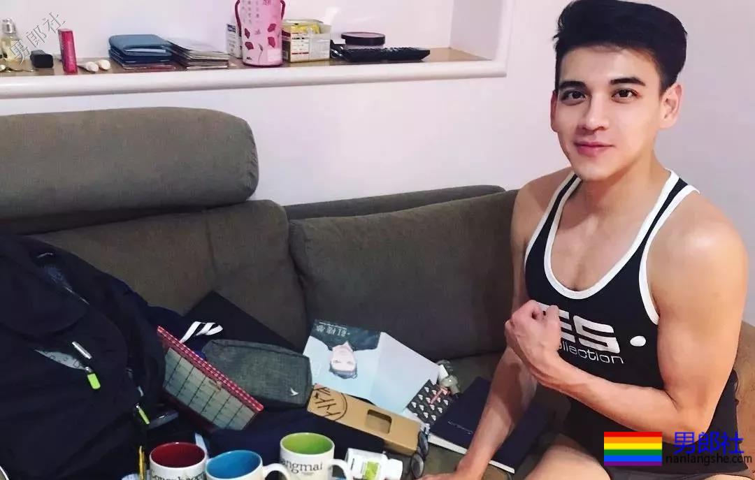 西装紧身裤小哥哥，竟然勒出了轮廓？ - 51虹马