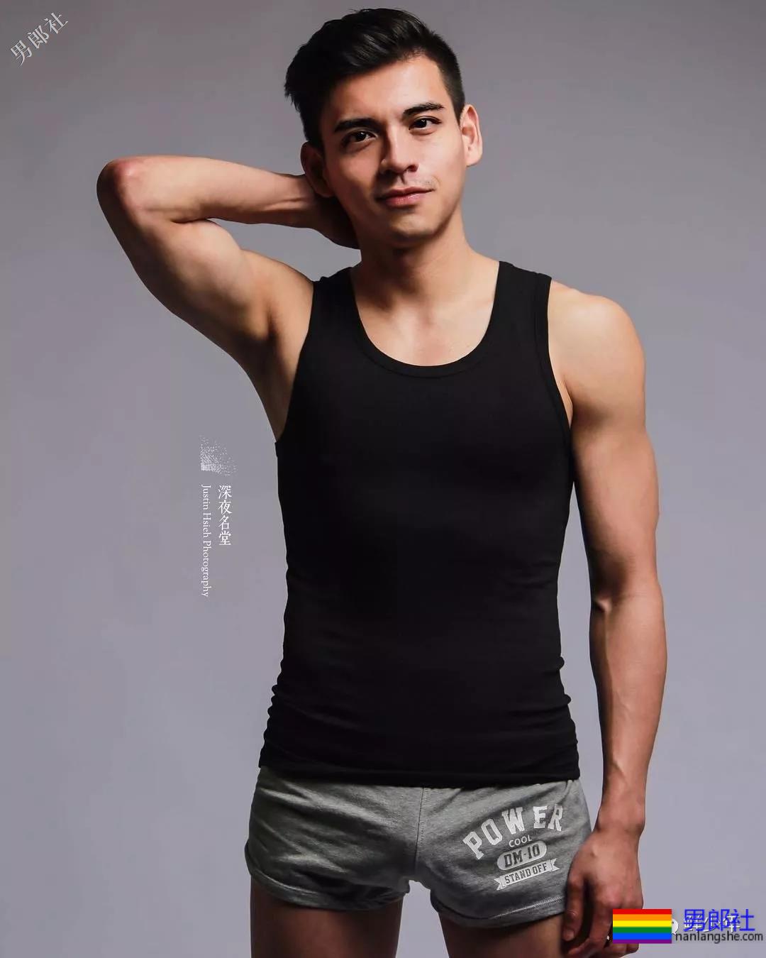 西装紧身裤小哥哥,竟然勒出了轮廓? - 51虹马 西装紧身裤小哥哥,竟然勒出了轮廓? - 51虹马