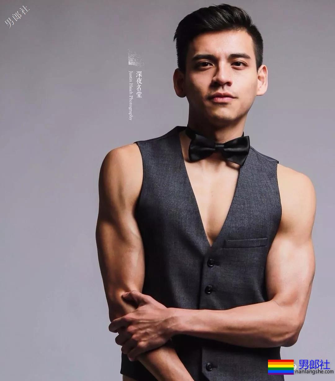 西装紧身裤小哥哥，竟然勒出了轮廓？ - 51虹马