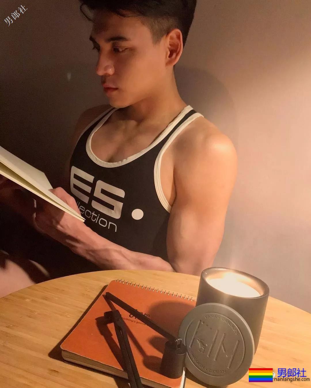 西装紧身裤小哥哥，竟然勒出了轮廓？ - 51虹马