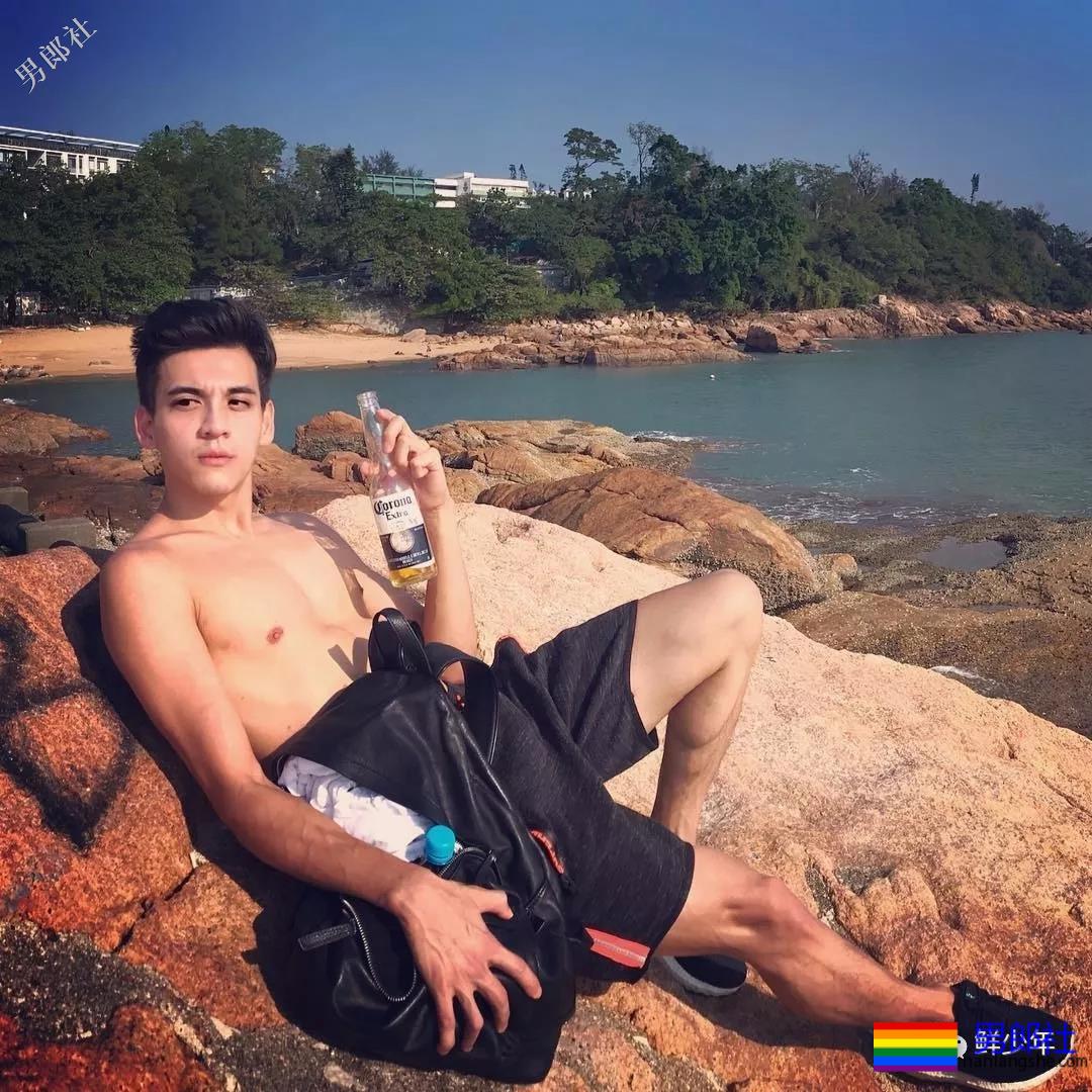 西装紧身裤小哥哥，竟然勒出了轮廓？ - 51虹马