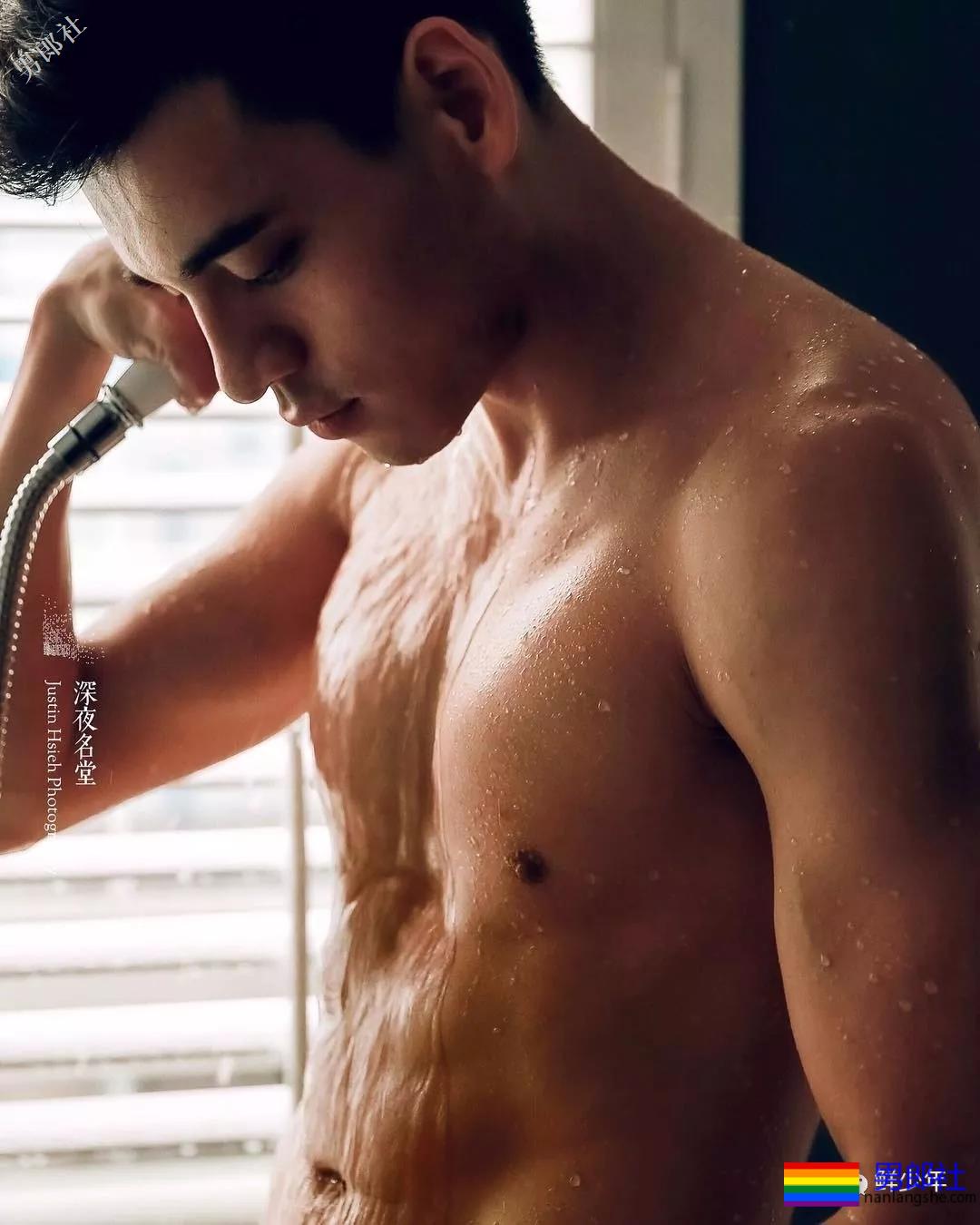 西装紧身裤小哥哥，竟然勒出了轮廓？ - 51虹马