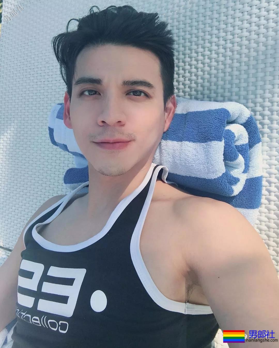 西装紧身裤小哥哥,竟然勒出了轮廓? - 51虹马 西装紧身裤小哥哥,竟然勒出了轮廓? - 51虹马