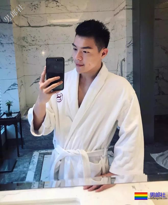 海边遇见大翘臀肌肉男，自拍性感腹肌浴巾也盖不住的人鱼线！ - 51虹马