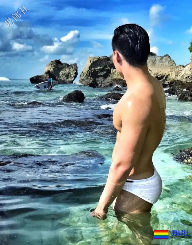 海边遇见大翘臀肌肉男，自拍性感腹肌浴巾也盖不住的人鱼线！ - 51虹马