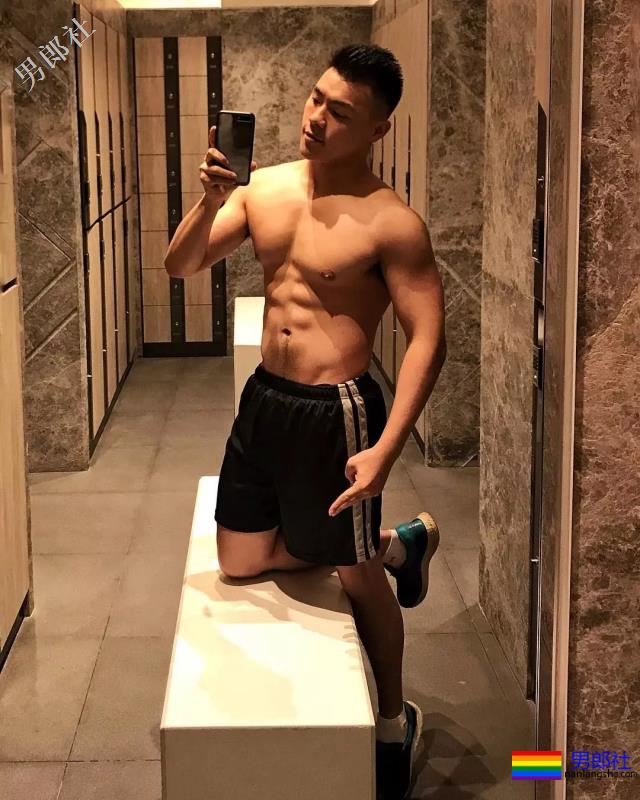 海边遇见大翘臀肌肉男，自拍性感腹肌浴巾也盖不住的人鱼线！ - 51虹马