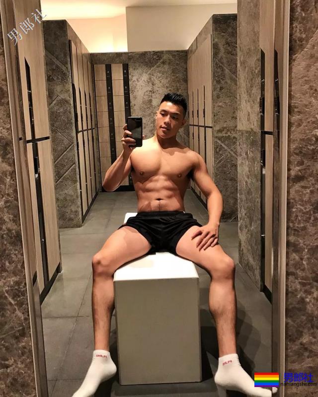 海边遇见大翘臀肌肉男，自拍性感腹肌浴巾也盖不住的人鱼线！ - 51虹马