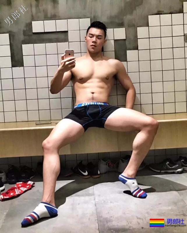 海边遇见大翘臀肌肉男，自拍性感腹肌浴巾也盖不住的人鱼线！ - 51虹马