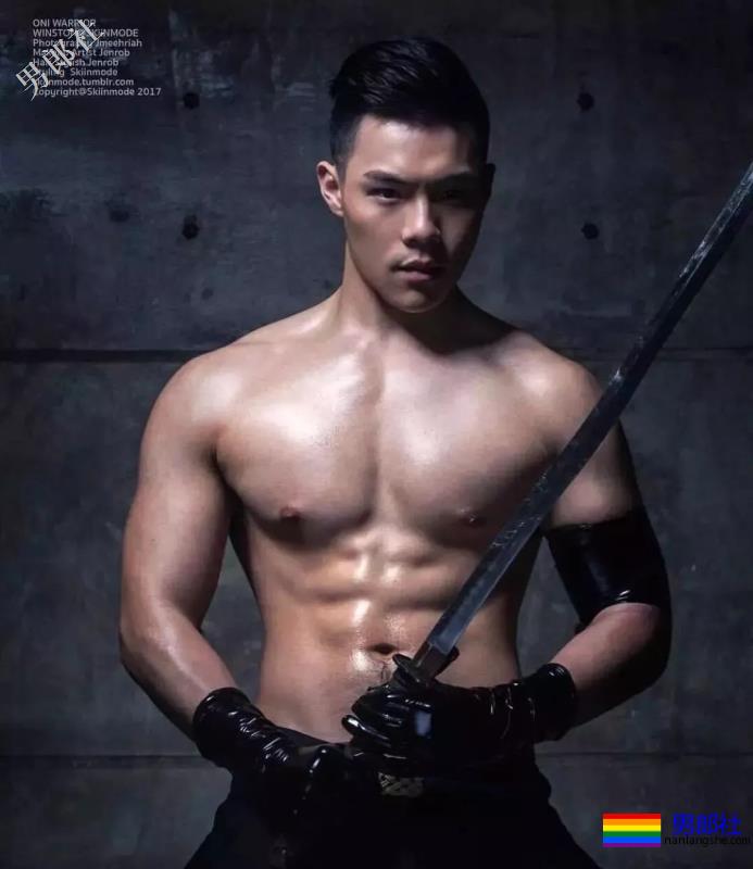 海边遇见大翘臀肌肉男，自拍性感腹肌浴巾也盖不住的人鱼线！ - 51虹马