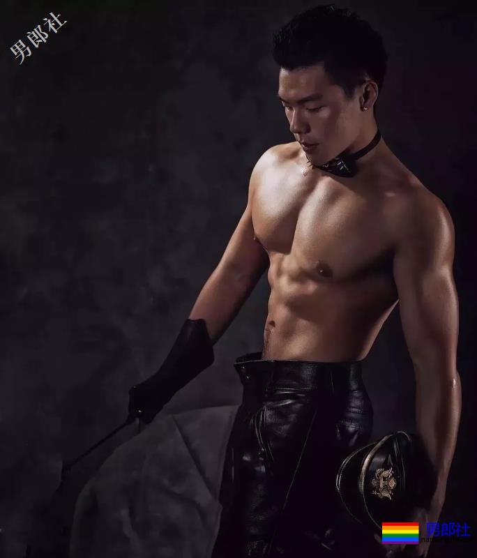 海边遇见大翘臀肌肉男，自拍性感腹肌浴巾也盖不住的人鱼线！ - 51虹马