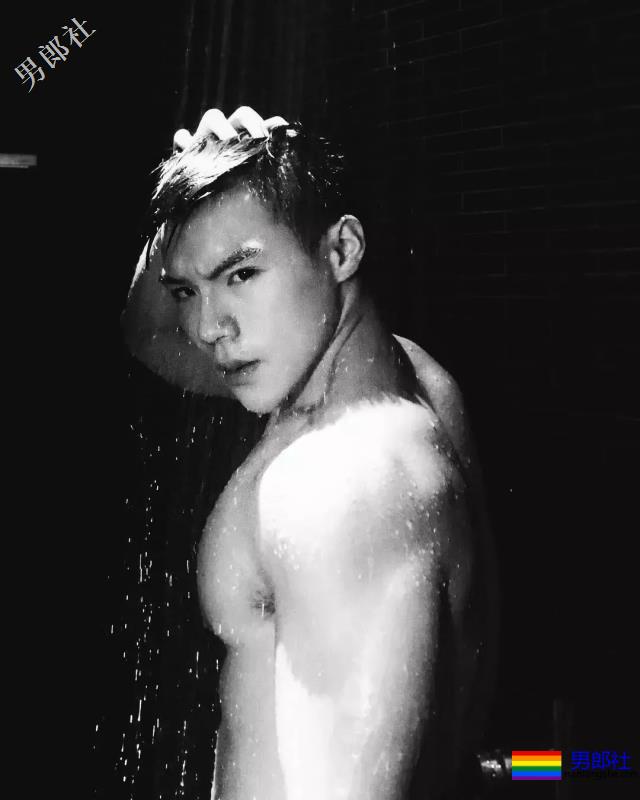 海边遇见大翘臀肌肉男，自拍性感腹肌浴巾也盖不住的人鱼线！ - 51虹马