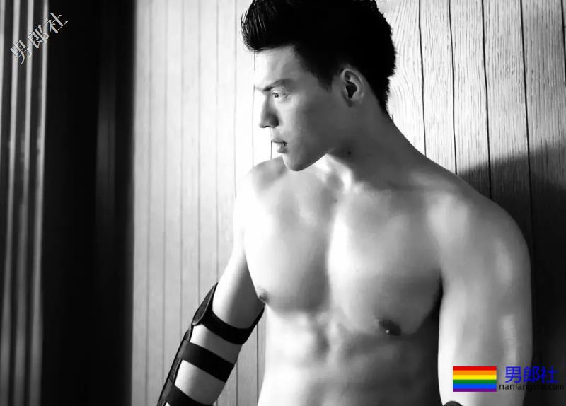 海边遇见大翘臀肌肉男，自拍性感腹肌浴巾也盖不住的人鱼线！ - 51虹马