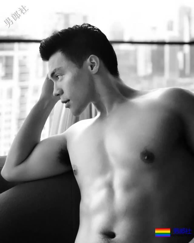 海边遇见大翘臀肌肉男，自拍性感腹肌浴巾也盖不住的人鱼线！ - 51虹马