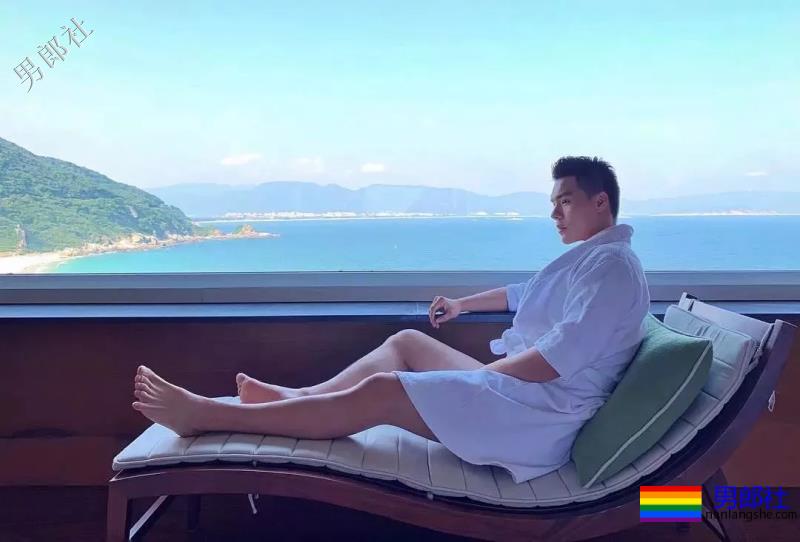 海边遇见大翘臀肌肉男，自拍性感腹肌浴巾也盖不住的人鱼线！ - 51虹马