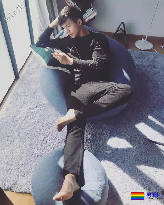 海边遇见大翘臀肌肉男，自拍性感腹肌浴巾也盖不住的人鱼线！ - 51虹马