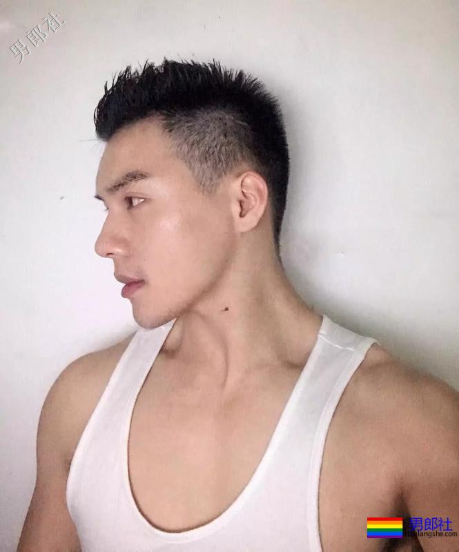 海边遇见大翘臀肌肉男，自拍性感腹肌浴巾也盖不住的人鱼线！ - 51虹马