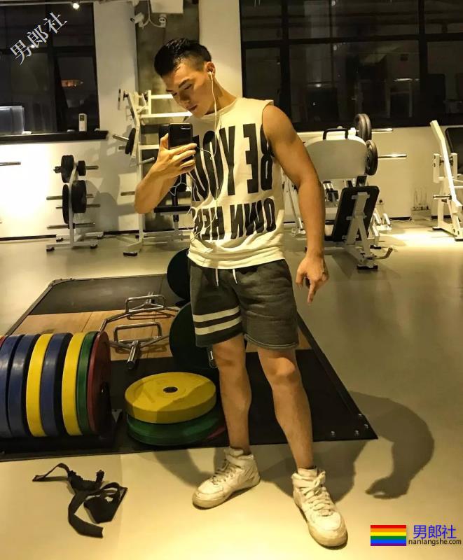 海边遇见大翘臀肌肉男，自拍性感腹肌浴巾也盖不住的人鱼线！ - 51虹马