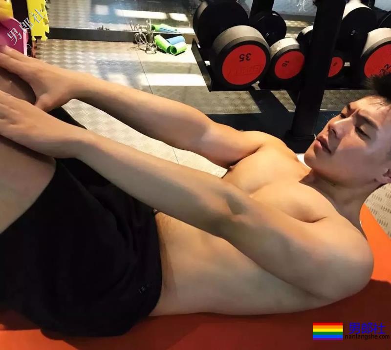 海边遇见大翘臀肌肉男，自拍性感腹肌浴巾也盖不住的人鱼线！ - 51虹马