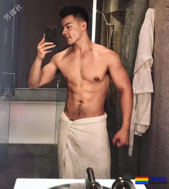 海边遇见大翘臀肌肉男，自拍性感腹肌浴巾也盖不住的人鱼线！ - 51虹马