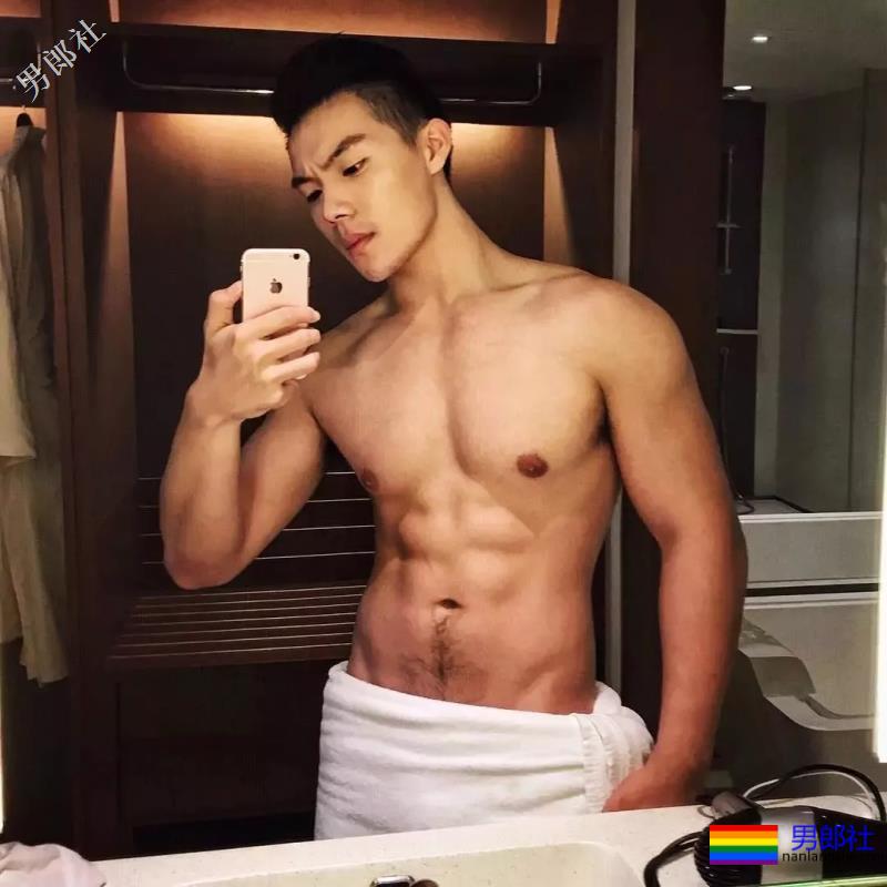 海边遇见大翘臀肌肉男，自拍性感腹肌浴巾也盖不住的人鱼线！ - 51虹马