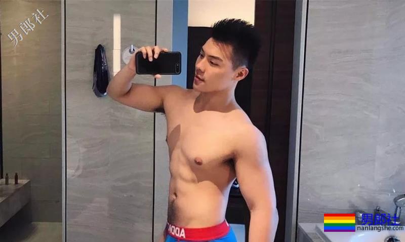 海边遇见大翘臀肌肉男，自拍性感腹肌浴巾也盖不住的人鱼线！ - 51虹马