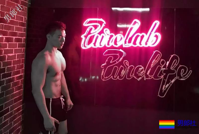 海边遇见大翘臀肌肉男，自拍性感腹肌浴巾也盖不住的人鱼线！ - 51虹马