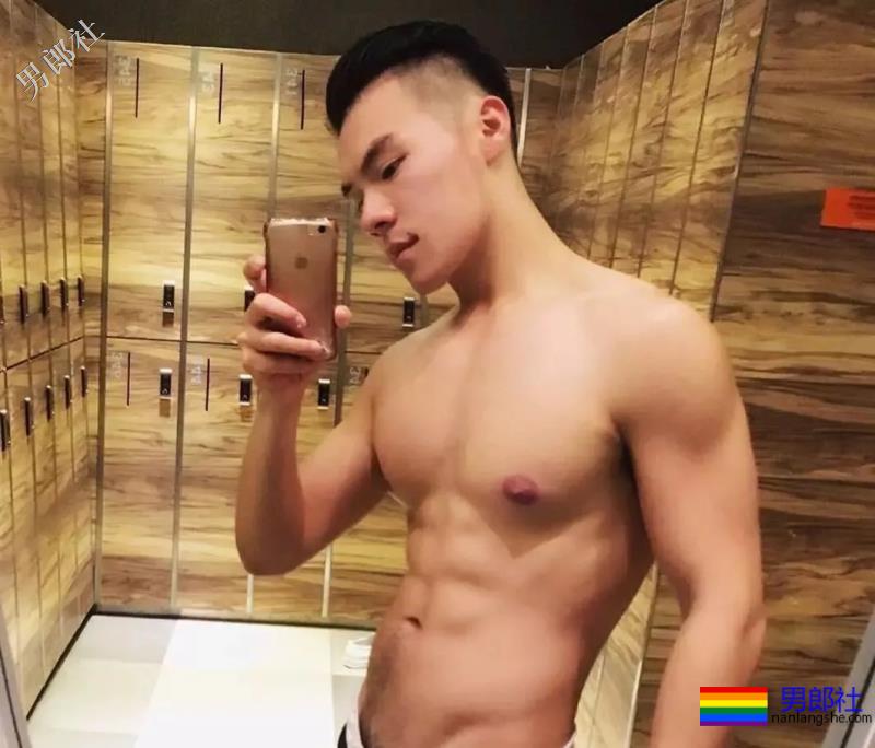 海边遇见大翘臀肌肉男，自拍性感腹肌浴巾也盖不住的人鱼线！ - 51虹马