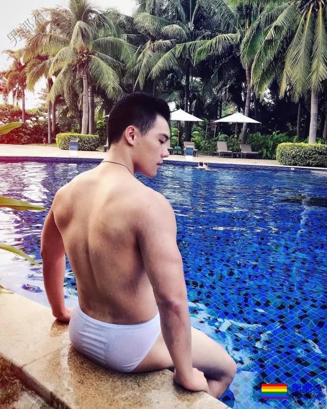 海边遇见大翘臀肌肉男，自拍性感腹肌浴巾也盖不住的人鱼线！ - 51虹马