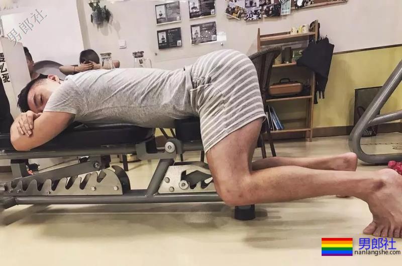 海边遇见大翘臀肌肉男，自拍性感腹肌浴巾也盖不住的人鱼线！ - 51虹马